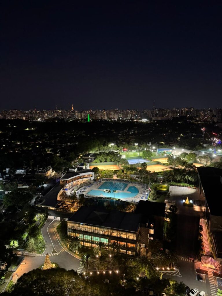 Vista noturna do Park Avenue Ibirapuera para o Clube Monte Líbano e o Parque Ibirapuera. Foto real