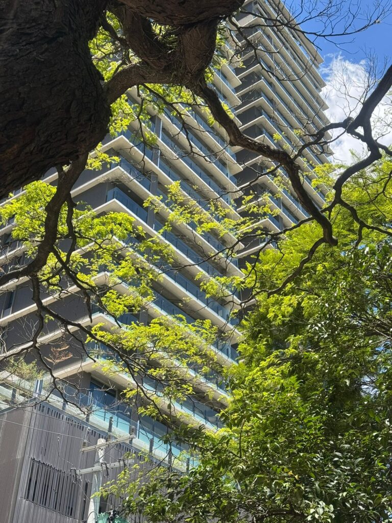 Fachada do Park Avenue Ibirapuera com jardins verticais. Foto real