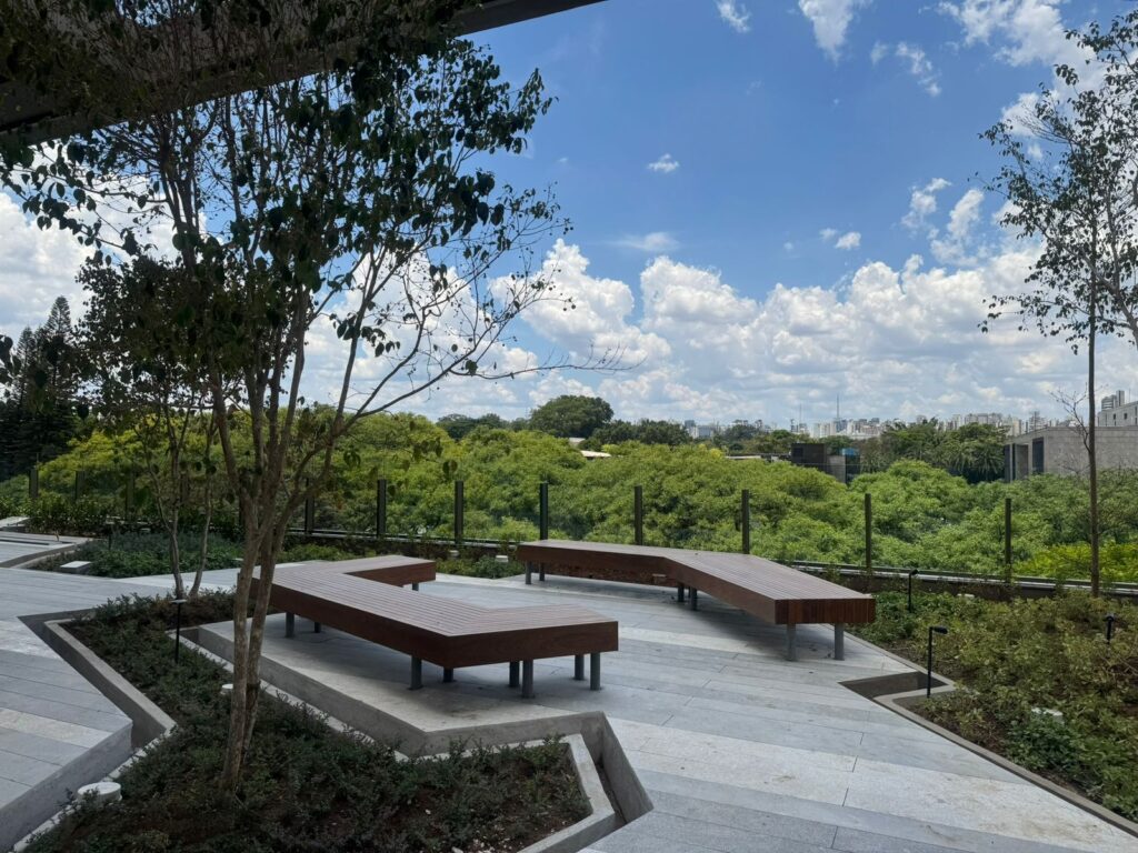 Lounge externo do Park Avenue Ibirapuera pronto, no 4º pavimento. Foto real