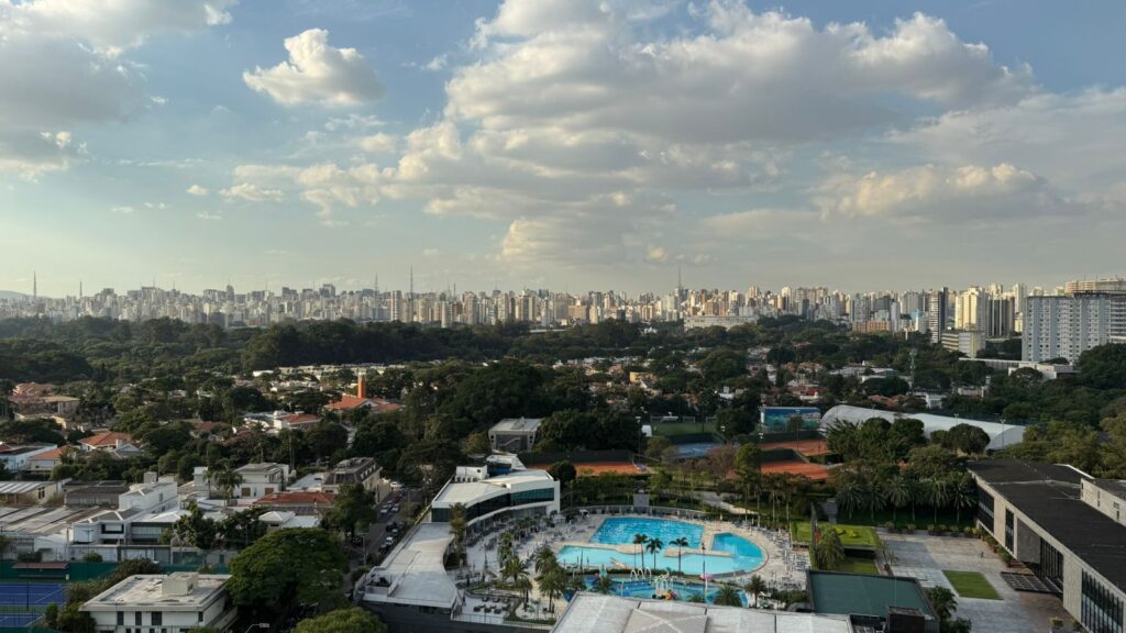 Vista do Park Avenue Ibirapuera para o Parque Ibirapuera e o Clube Monte Líbano. Foto real