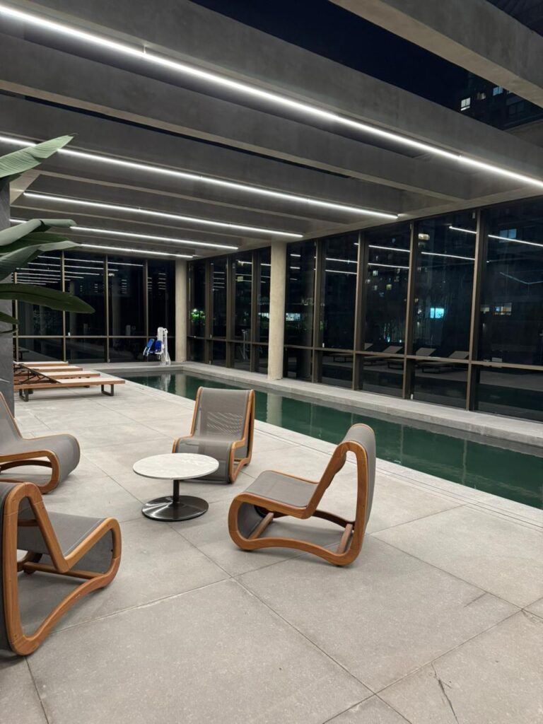 Piscina de 25 m do Park Avenue Ibirapuera pronta, no wellness center. Foto real